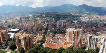 Panoramic of Antioquía, Sabaneta, El Retiro, Colombia showing apartment buildings in the foreground and mountains in the distance