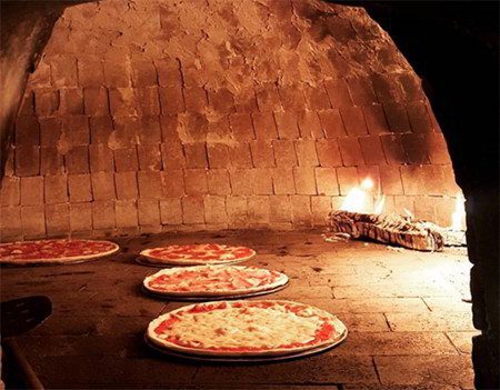 Brick-oven pizza at Al Forno Pizzeria