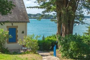 a stone house on the banks of the Morbihan bay