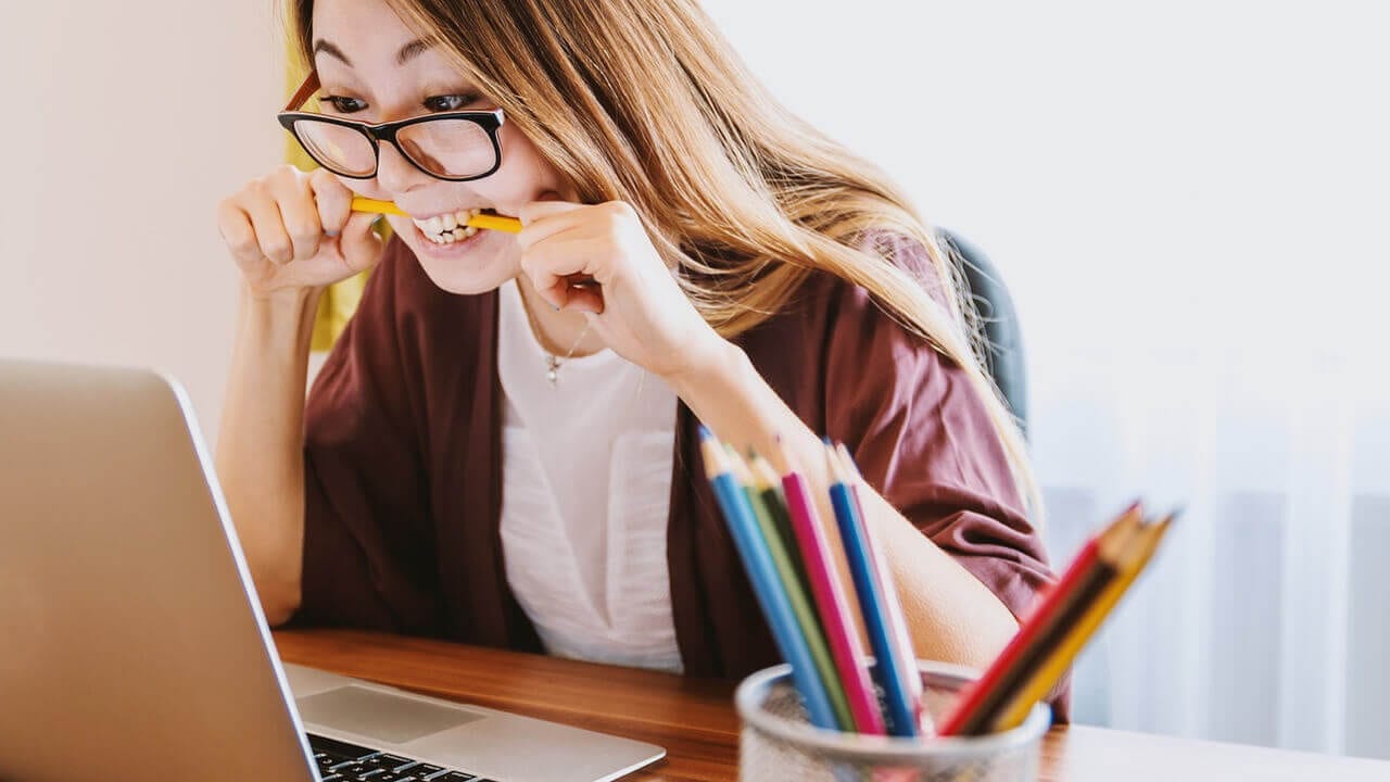 Girl looking stressed a her laptop