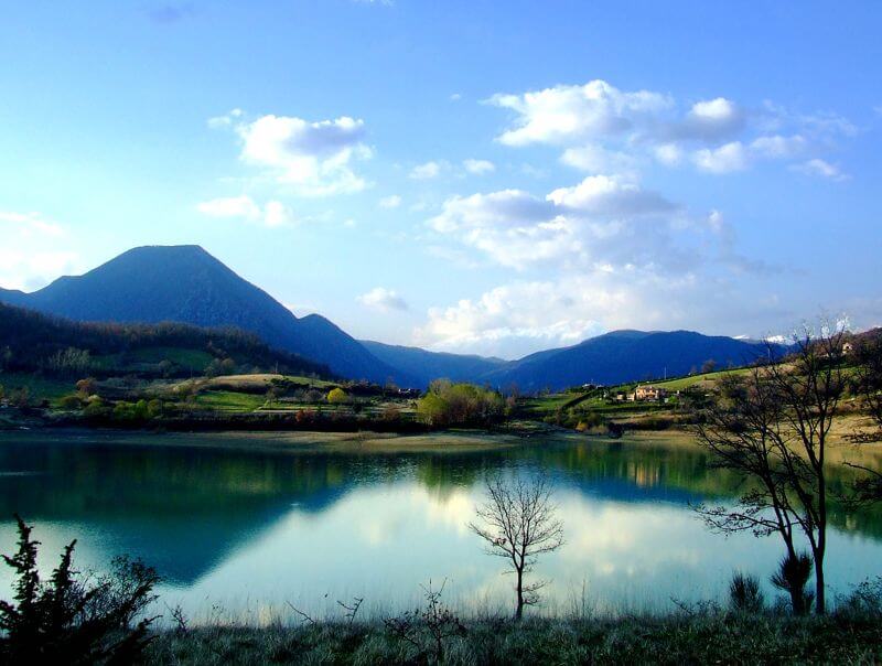 Castel san Vincenzo lake and mountains