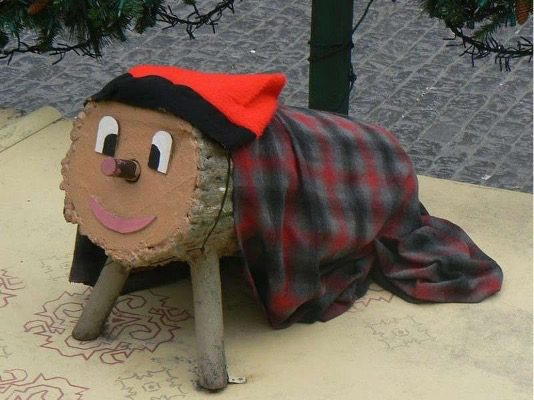 Pinata pooping logs