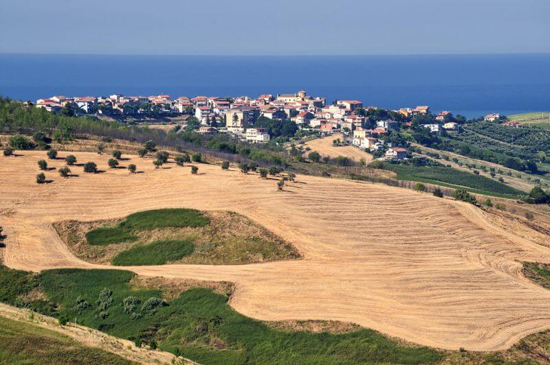 abruzzo italy rolling fields