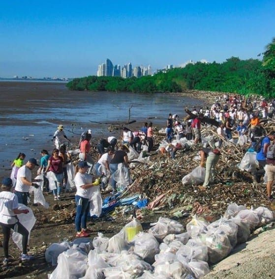 volunteers cleaning up rubbish in Panama