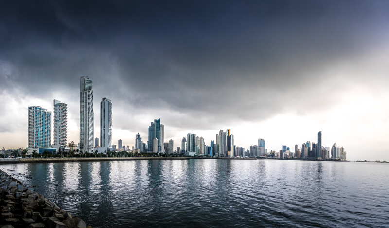 Sempre chove na praia da Cidade do Panamá?