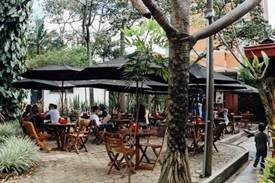 An outdoor cafe in Medellin, Colombia