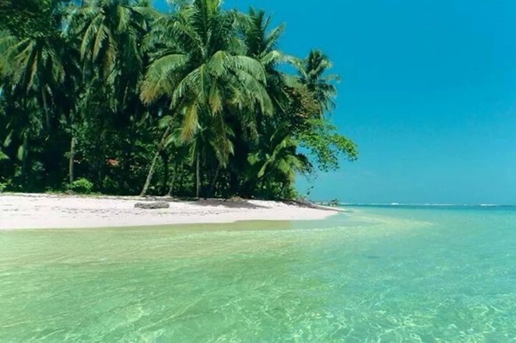 Clear waters in Cayo Zapatilla, Panama