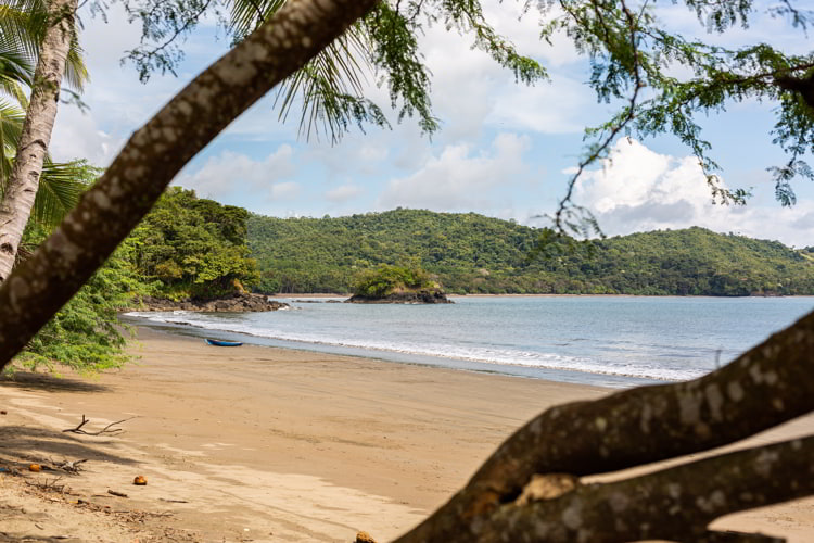 Beautiful scenery of the waves of the ocean moving towards the shore in Santa Catalina Panama