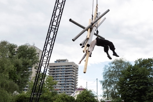 Girl from El Cuarto Rojo doing aerial suspension