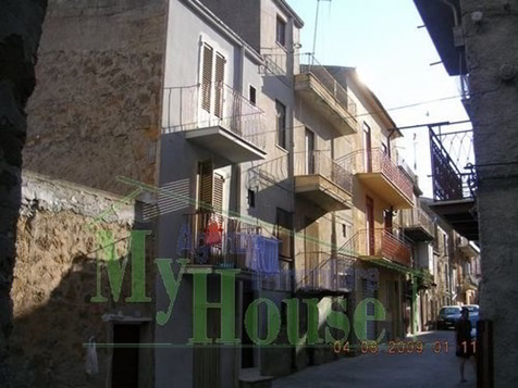 Small Townhouse In Sicily Suburb