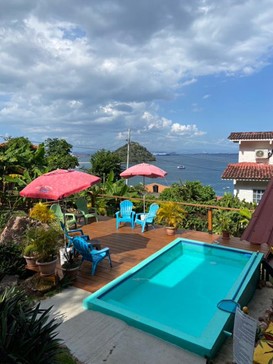 Lounge in the pool 