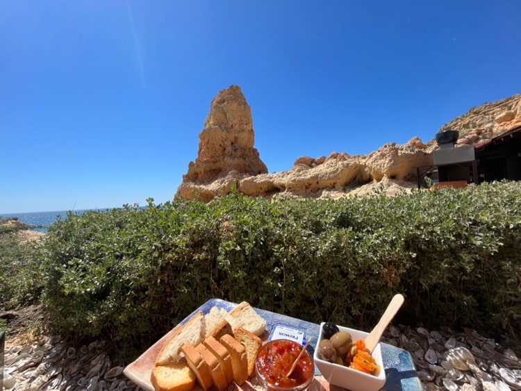 Couvert, the little snacksserved with drinks or before a meal in Portugal