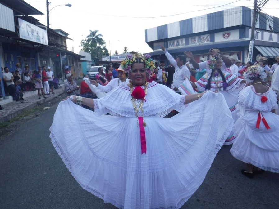 a beautiful pollera and her tembleque