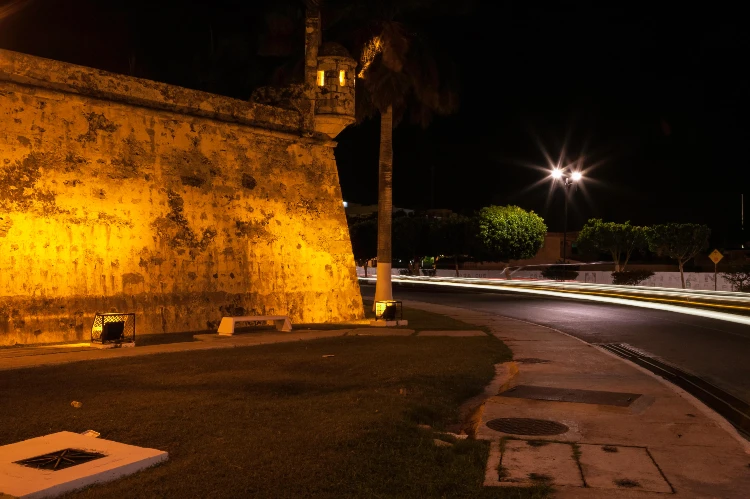 Wall and lookout of Baluarte de San Carlos Bastion at night, Campeche, Mexico