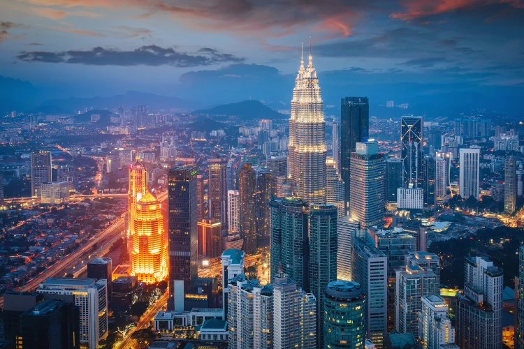 Petronas Twin Tower in Kuala Lumpur, climate in Malaysia