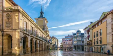 Plaza de la Constitución and Oviedo City Hall — a daily view when living in Oviedo, Spain