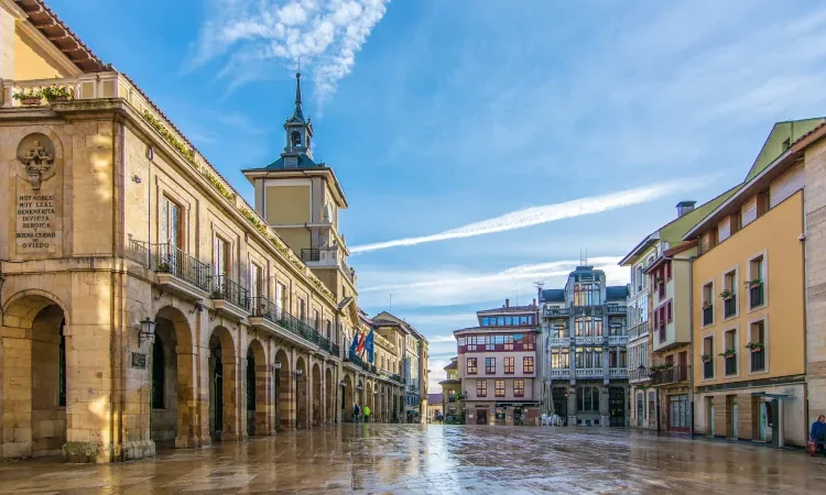 Plaza de la Constitución and Oviedo City Hall — a daily view when living in Oviedo, Spain