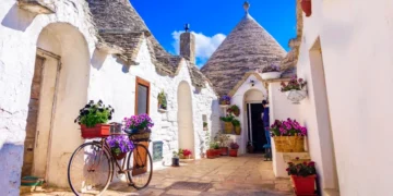 Alberobello, Puglia, Italy: Typical houses built with dry stone walls and conical roofs