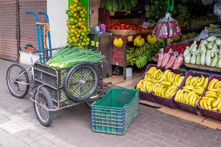 A street shop that sells vegetables. cost of living in costa rica