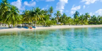 Belize Cayes - Small tropical island at Barrier Reef with paradise beach - known for diving, snorkeling and relaxing vacations - Caribbean Sea, Belize, Central America