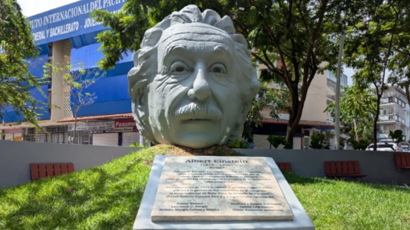 Einsteins Head Monument, El Cangrejo Panama