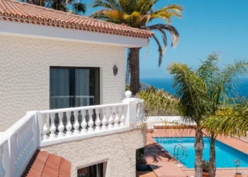 House with swimming pool, palm trees and ocean sea view