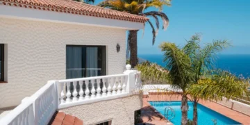 House with swimming pool, palm trees and ocean sea view