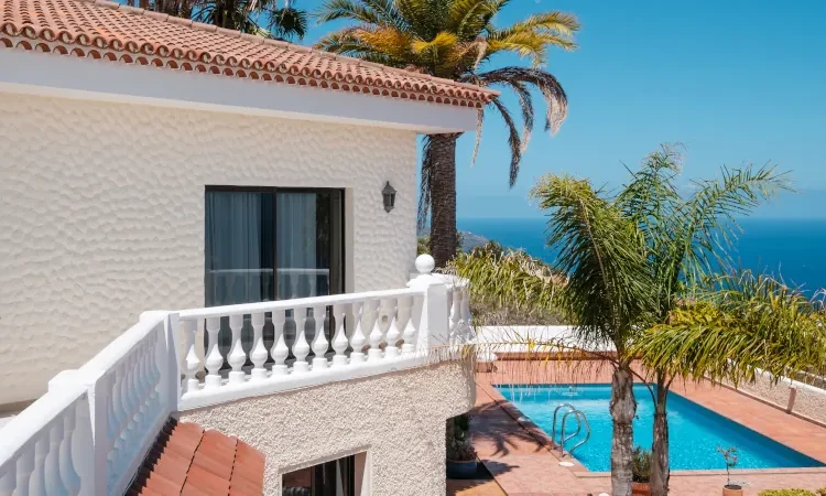 House with swimming pool, palm trees and ocean sea view
