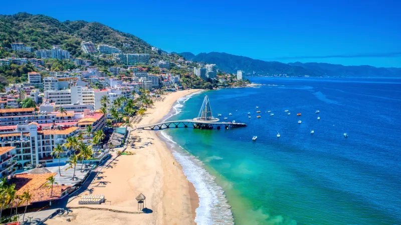 Vista aérea de Playa Los Muerto, Puerto Vallarta, México
