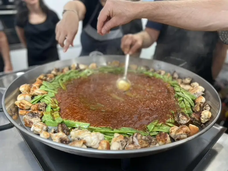 All ingredients in the pan, we continue to add spices and salt