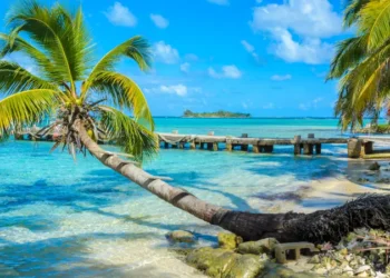 Belize Cayes - Paradise beach on island caye Carrie Bow Cay Field Station, Caribbean Sea, Belize one of the best places to live in Belize