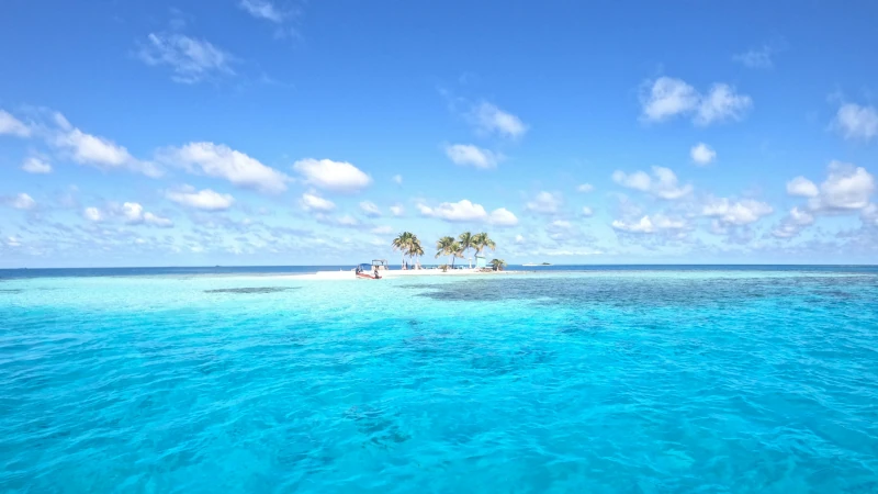 Picture perfect tropical island off the coast of belize
