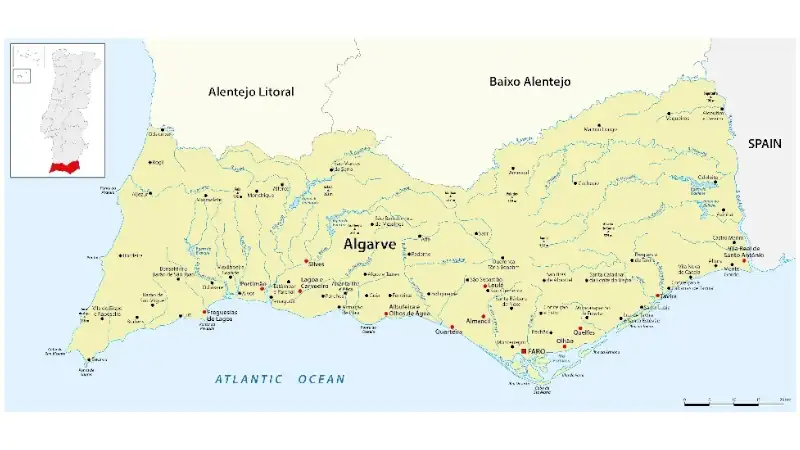 Map of Portugal’s Algarve region, showing major towns, cities, and nearby areas along the Atlantic coast.