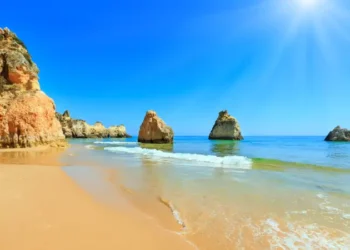 Algarve sunshiny beach Dos Tres Irmaos (Portugal)