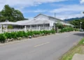 White hotel with a picket fence and garden in Boquete