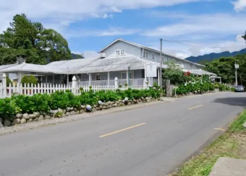 White hotel with a picket fence and garden in Boquete