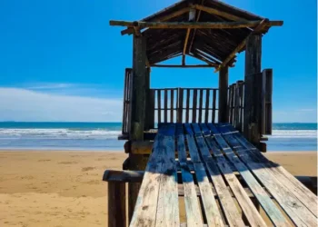 Panama, Las Lajas, walkway to the old wooden baywatch