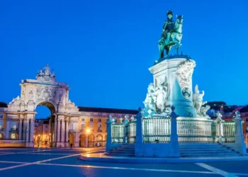 statue of King Joze I in evening illumination