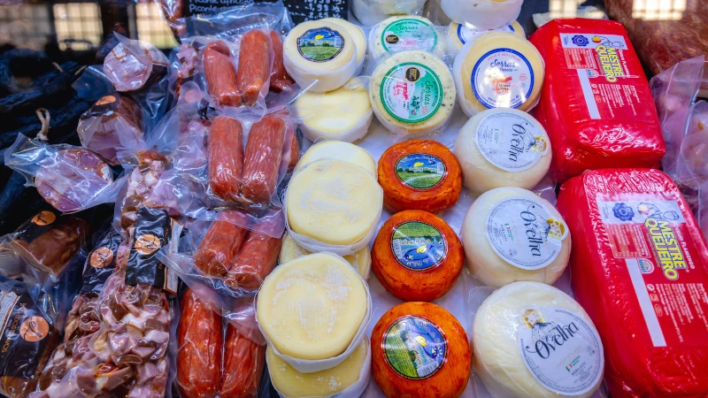 Figueira da Foz, Portugal: Sausages and cheese for sale in a shop in Figueira da Foz city, Coimbra District of Portugal