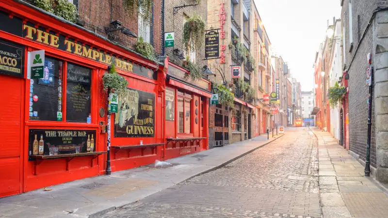 empty pub street in dublin
