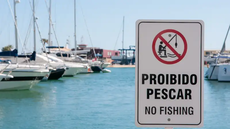 Sign saying no fishing at the marina in Vilamoura, Algarve, Portugal