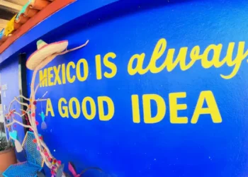 A brightly painted blue wall features the phrase “Mexico is always a good idea” in yellow letters