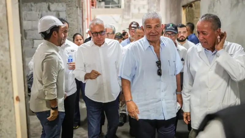 President José Raúl Mulino visiting the construction of the new oncology unit in Chiriquí…