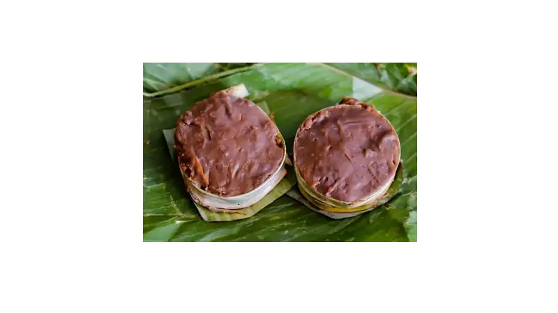 Bienmesabe Veraguense is a cake-like dessert that’s served in banana leaves rolled up into cups.
