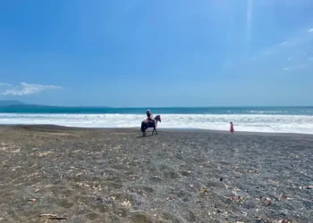 Kat and Ariadne on the beach