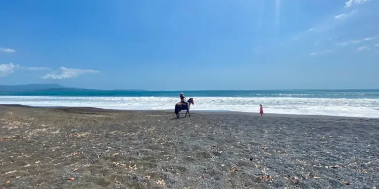 Kat and Ariadne on the beach