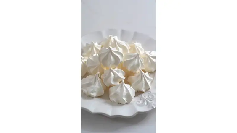 Merengue (meringue), also called suspiro, is a sweet treat primarily made of whipped egg whites that you commonly find at school fairs, local bakeries, and dessert tables