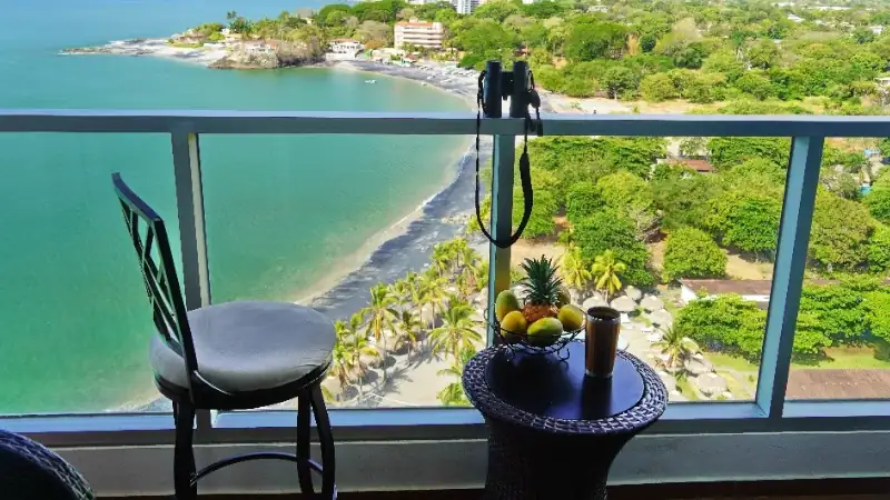 Breathtaking panoramic view of Panama’s tropical coastline, with turquoise Caribbean waters, lush greenery, sandy beaches, and a scenic city skyline.