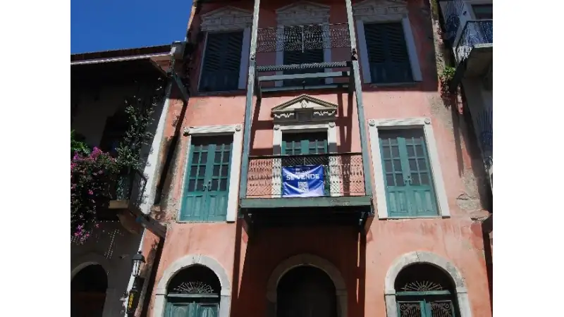 Colorful colonial building with turquoise shutters and balconies in Panama City’s Casco Viejo.