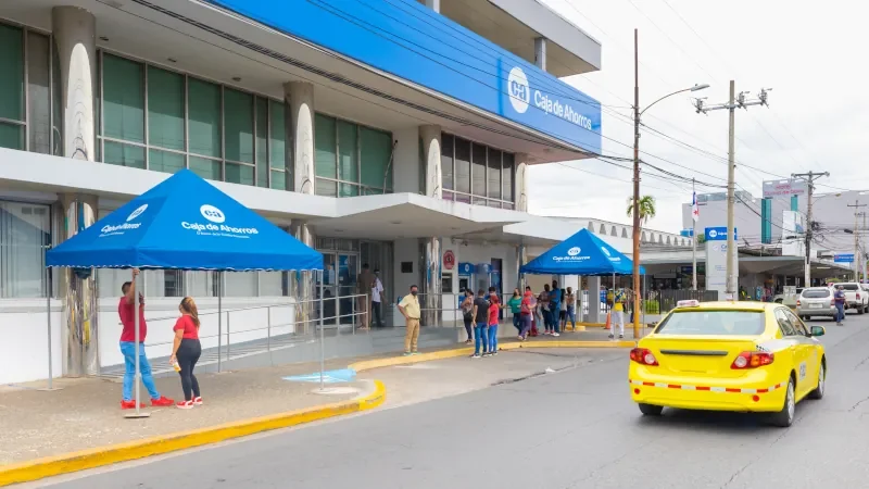 Panama David, people queuing outside a downtown bank
